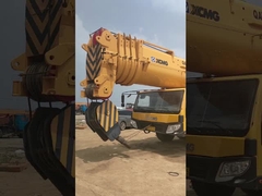 Il camion ristrutturato ha montato la gru